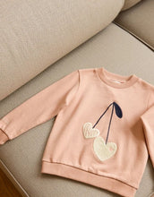 Laden Sie das Bild in den Galerie-Viewer, THORA Sweatshirt aus Bio-Baumwolle in Sweethearts und Pale Tuscany von Liewood
