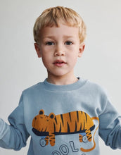 Laden Sie das Bild in den Galerie-Viewer, THORA Sweatshirt aus Bio-Baumwolle in Tiger und Beach Blue von Liewood