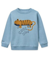 Laden Sie das Bild in den Galerie-Viewer, THORA Sweatshirt aus Bio-Baumwolle in Tiger und Beach Blue von Liewood
