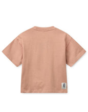 Laden Sie das Bild in den Galerie-Viewer, TYLER Kurzarm-T-Shirt aus Bio-Baumwolle mit Sweethearts-Print in Pale Tuscany von Liewood