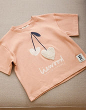 Laden Sie das Bild in den Galerie-Viewer, TYLER Kurzarm-T-Shirt aus Bio-Baumwolle mit Sweethearts-Print in Pale Tuscany von Liewood