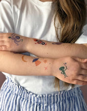 Laden Sie das Bild in den Galerie-Viewer, Vegane Kinder-Tattoos Space von nuukk
