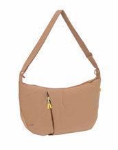 Laden Sie das Bild in den Galerie-Viewer, LÄSSIG Lunua Wickeltasche in Almond – große Bum Bag mit Wickelzubehör, vegan, recycelt & pfc-frei, mit Neon-Details und Kinderwagenbefestigung.