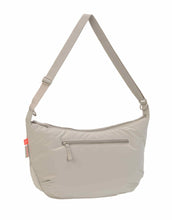 Laden Sie das Bild in den Galerie-Viewer, LÄSSIG Lunua Wickeltasche in Beige – große Bum Bag mit Wickelzubehör, Feuchtfach, vegan, recycelt & pfc-frei, mit Neon-Details und Kinderwagenbefestigung.