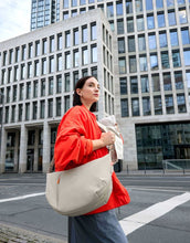 Laden Sie das Bild in den Galerie-Viewer, LÄSSIG Lunua Wickeltasche in Beige – große Bum Bag mit Wickelzubehör, Feuchtfach, vegan, recycelt & pfc-frei, mit Neon-Details und Kinderwagenbefestigung.