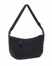 Laden Sie das Bild in den Galerie-Viewer, LÄSSIG Lunua Wickeltasche in Schwarz – große Bum Bag mit Wickelzubehör, wasserabweisendem Fach, vegan, recycelt & pfc-frei, mit Neon-Details und Kinderwagenhaken.