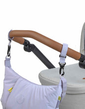 Laden Sie das Bild in den Galerie-Viewer, LÄSSIG Lunua Wickeltasche in Lilac – große Bum Bag mit Wickelzubehör, vegan, recycelt & pfc-frei, mit Neon-Details und Kinderwagenhaken.