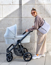 Laden Sie das Bild in den Galerie-Viewer, LÄSSIG Lunua Wickeltasche in Lilac – große Bum Bag mit Wickelzubehör, vegan, recycelt & pfc-frei, mit Neon-Details und Kinderwagenhaken.