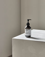 Laden Sie das Bild in den Galerie-Viewer, Meraki Bodylotion Silky Mist – feuchtigkeitsspendende, schnell einziehende Körperpflege in Pumpspender.