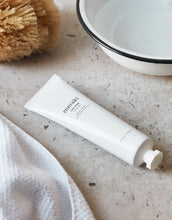 Laden Sie das Bild in den Galerie-Viewer, Bio-Fußpeeling Calm Cedar von Meraki mit Aprikosengranulat und Bio-Ölen in 100 ml Tube – sanftes Peeling für weiche Füße mit erfrischendem Duft