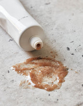 Laden Sie das Bild in den Galerie-Viewer, Bio-Fußpeeling Calm Cedar von Meraki mit Aprikosengranulat und Bio-Ölen in 100 ml Tube – sanftes Peeling für weiche Füße mit erfrischendem Duft