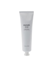 Laden Sie das Bild in den Galerie-Viewer, Bio-Fußpeeling Calm Cedar von Meraki mit Aprikosengranulat und Bio-Ölen in 100 ml Tube – sanftes Peeling für weiche Füße mit erfrischendem Duft