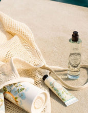 Laden Sie das Bild in den Galerie-Viewer, Belebender Meerfenchel Handcreme 30 ml von Panier Des Sens im handlichen Mini-Format. Die Handcreme pflegt die Hände intensiv mit Sheabutter, Olivenöl und ätherischem Meerfenchelöl, spendet Feuchtigkeit, macht die Haut geschmeidig und hinterlässt einen frischen, maritimen Duft. Verpackung wiederverwertbar, veganfreundlich, hergestellt in Frankreich.