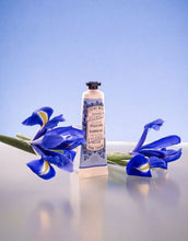 Laden Sie das Bild in den Galerie-Viewer, Handcreme Irisblütenblätter 30 ml von Panier Des Sens – reichhaltige Pflege mit Olivenöl, Sheabutter und Traubenkernöl, zarter Duft nach Iris Absolue, 96 % natürliche Inhaltsstoffe.