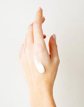 Laden Sie das Bild in den Galerie-Viewer, Handcreme Irisblütenblätter 30 ml von Panier Des Sens – reichhaltige Pflege mit Olivenöl, Sheabutter und Traubenkernöl, zarter Duft nach Iris Absolue, 96 % natürliche Inhaltsstoffe.