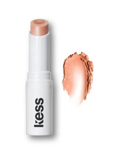 Laden Sie das Bild in den Galerie-Viewer, Natürlich pflegender Triple Tint Lip Balm Nothin’ von Kess Berlin mit zartem Pfirsichton