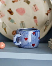Laden Sie das Bild in den Galerie-Viewer, Kleine blaue Steingut-Tasse mit roten Herzen von Bloomingville MINI