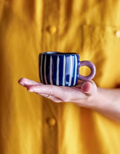 Laden Sie das Bild in den Galerie-Viewer, Kleine gestreifte Steingut-Tasse in Blau mit rosa Henkel von Bloomingville