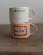 Laden Sie das Bild in den Galerie-Viewer, SISI House of Style Henkelbecher Matcha, off-white mit grünem Schriftzug, handgefertigt, 9 x 9 x 7 cm.