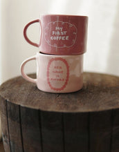 Laden Sie das Bild in den Galerie-Viewer, SISI House of Style Henkelbecher My first Coffee in Pink mit weißem Schriftzug, handgefertigt, 9 x 9 x 7 cm.