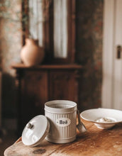 Laden Sie das Bild in den Galerie-Viewer, Beige Hugo Müsli Dose von Strömshaga, Ø 14,5 x H 20 cm, handbemalt, mit Löffel, für Müsli und Vorräte, dekorativer Küchenlook.