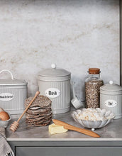 Laden Sie das Bild in den Galerie-Viewer, Beige Hugo Müsli Dose von Strömshaga, Ø 14,5 x H 20 cm, handbemalt, mit Löffel, für Müsli und Vorräte, dekorativer Küchenlook.