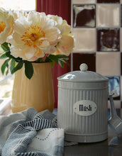Laden Sie das Bild in den Galerie-Viewer, Beige Hugo Müsli Dose von Strömshaga, Ø 14,5 x H 20 cm, handbemalt, mit Löffel, für Müsli und Vorräte, dekorativer Küchenlook.
