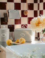 Laden Sie das Bild in den Galerie-Viewer, Beige Hugo Müsli Dose von Strömshaga, Ø 14,5 x H 20 cm, handbemalt, mit Löffel, für Müsli und Vorräte, dekorativer Küchenlook.