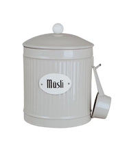 Laden Sie das Bild in den Galerie-Viewer, Beige Hugo Müsli Dose von Strömshaga, Ø 14,5 x H 20 cm, handbemalt, mit Löffel, für Müsli und Vorräte, dekorativer Küchenlook.