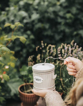 Laden Sie das Bild in den Galerie-Viewer, Beige Hugo Snöre Dose von Strömshaga, Ø 10,3 x H 11,5 cm, handbemalt, praktische Aufbewahrung für Schnüre, dekorativer Retro-Look.