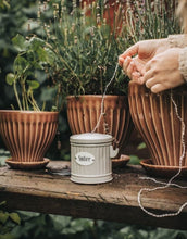 Laden Sie das Bild in den Galerie-Viewer, Beige Hugo Snöre Dose von Strömshaga, Ø 10,3 x H 11,5 cm, handbemalt, praktische Aufbewahrung für Schnüre, dekorativer Retro-Look.