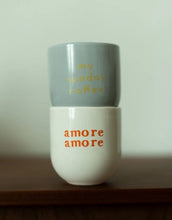 Laden Sie das Bild in den Galerie-Viewer, SISI House of Style Becher Amore Amore weiß mit orangem Schriftzug, handgefertigt, 8 x 8 x 8 cm.