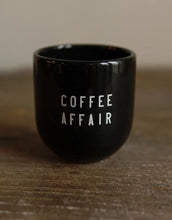 Laden Sie das Bild in den Galerie-Viewer, SISI House of Style Becher in schwarzmit weißem Coffee Affair Schriftzug, handgefertigt, 8 x 8 x 8 cm.