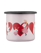 Laden Sie das Bild in den Galerie-Viewer, Rosa Emaillebecher Moomin Heart von Muurla, 2,5 dl, mit Herzmotiv, langlebig und leicht, spülmaschinengeeignet, nicht mikrowellengeeignet.