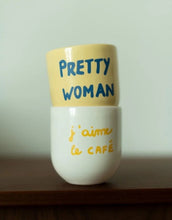 Laden Sie das Bild in den Galerie-Viewer, SISI House of Style Becher J’aime le café, weißer Keramikbecher mit Schriftzug, handgefertigt, 8 x 8 x 8 cm.