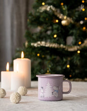 Laden Sie das Bild in den Galerie-Viewer, Moomin Emaillebecher Snowfalls von Muurla mit winterlichem Moomin-Motiv, 2,5 dl.