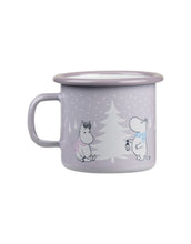 Laden Sie das Bild in den Galerie-Viewer, Moomin Emaillebecher Snowfalls von Muurla mit winterlichem Moomin-Motiv, 2,5 dl.