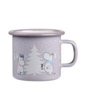 Laden Sie das Bild in den Galerie-Viewer, Moomin Emaillebecher Snowfalls von Muurla mit winterlichem Moomin-Motiv, 2,5 dl.