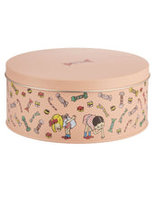 Laden Sie das Bild in den Galerie-Viewer, Runde Metalldose Pippi Langstrumpf Candy von Muurla, Ø 15 cm, farbenfrohes Pippi-Motiv, ideal zur Aufbewahrung von Süßigkeiten, Handwäsche empfohlen.