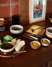 Laden Sie das Bild in den Galerie-Viewer, Noodle Schale Depths von hkliving – handgefertigte Steingut-Schale in tiefblauer Glasur, Ø 13,5 cm