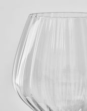 Laden Sie das Bild in den Galerie-Viewer, House Doctor Rotweinglas Rill Klar – handgefertigt und mundgeblasen