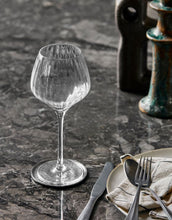 Laden Sie das Bild in den Galerie-Viewer, House Doctor Rotweinglas Rill Klar – handgefertigt und mundgeblasen