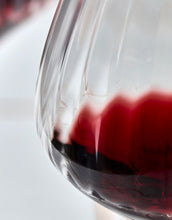 Laden Sie das Bild in den Galerie-Viewer, House Doctor Rotweinglas Rill Klar – handgefertigt und mundgeblasen