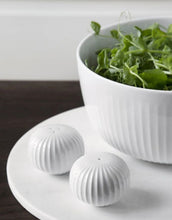Laden Sie das Bild in den Galerie-Viewer, Weißes Salz- und Pfefferstreuer Set aus Porzellan von Kähler, Hammershøi-Serie mit Rillenstruktur, Höhe 5 cm, Durchmesser 6 cm – stilvoll und zeitlos.