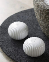 Laden Sie das Bild in den Galerie-Viewer, Weißes Salz- und Pfefferstreuer Set aus Porzellan von Kähler, Hammershøi-Serie mit Rillenstruktur, Höhe 5 cm, Durchmesser 6 cm – stilvoll und zeitlos.
