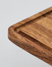 Laden Sie das Bild in den Galerie-Viewer, House Doctor Schneidebrett aus Walnussholz mit Griff und Lederschlaufe