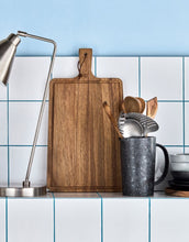 Laden Sie das Bild in den Galerie-Viewer, House Doctor Schneidebrett aus Walnussholz mit Griff und Lederschlaufe