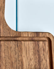 Laden Sie das Bild in den Galerie-Viewer, House Doctor Schneidebrett aus Walnussholz mit Griff und Lederschlaufe