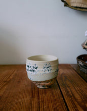 Laden Sie das Bild in den Galerie-Viewer, Tasse Artist Fused von hkliving – handbemalte Steinzeug-Tasse im Unikat-Look