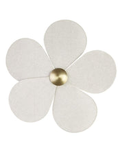 Laden Sie das Bild in den Galerie-Viewer, Strömshaga Deckenlampe Daisy in Beige mit blütenförmigem Lampenschirm und verstellbaren Stoffblättern.